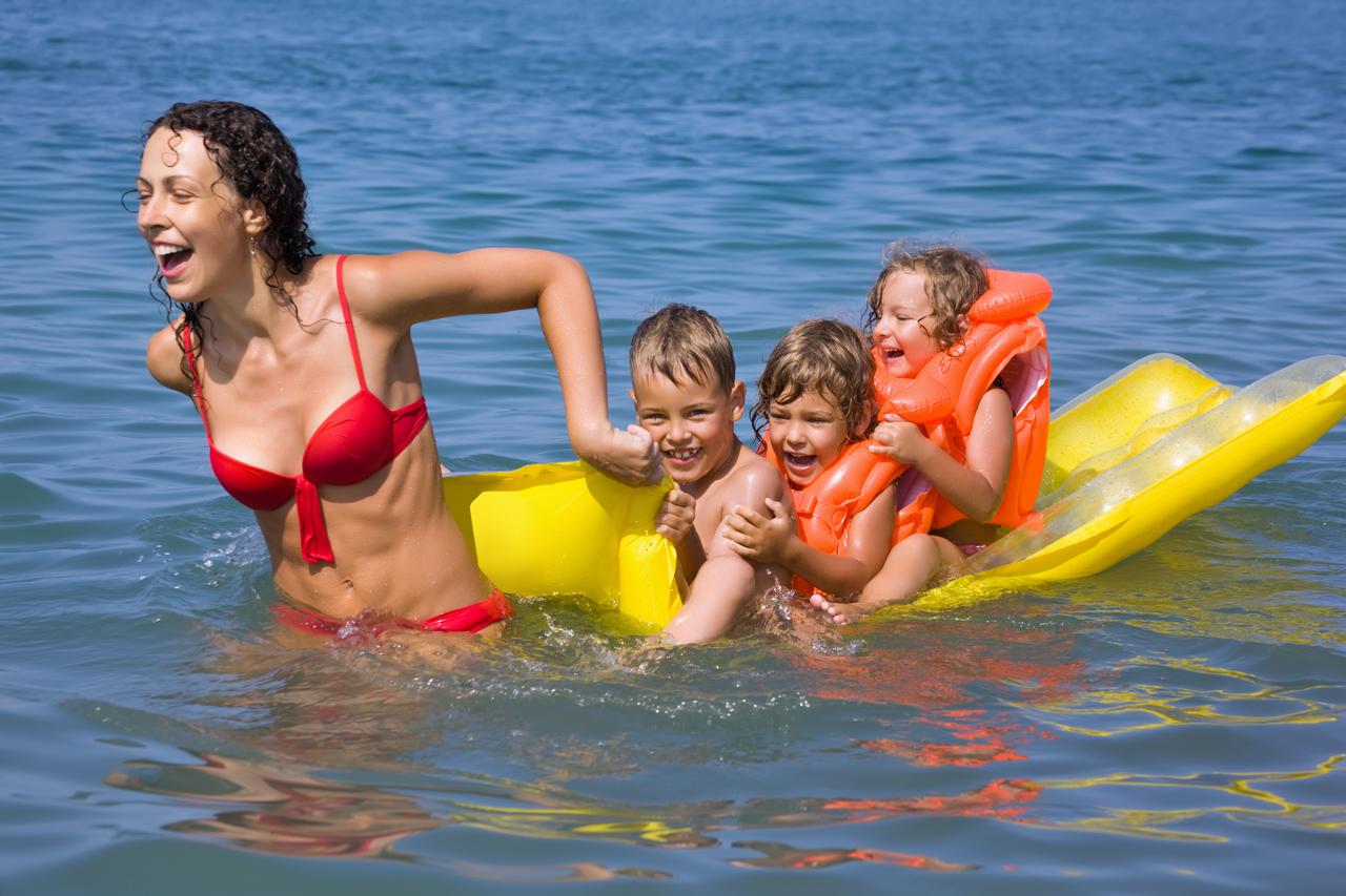 Activités à faire en famille : randonnée ou baignade ?